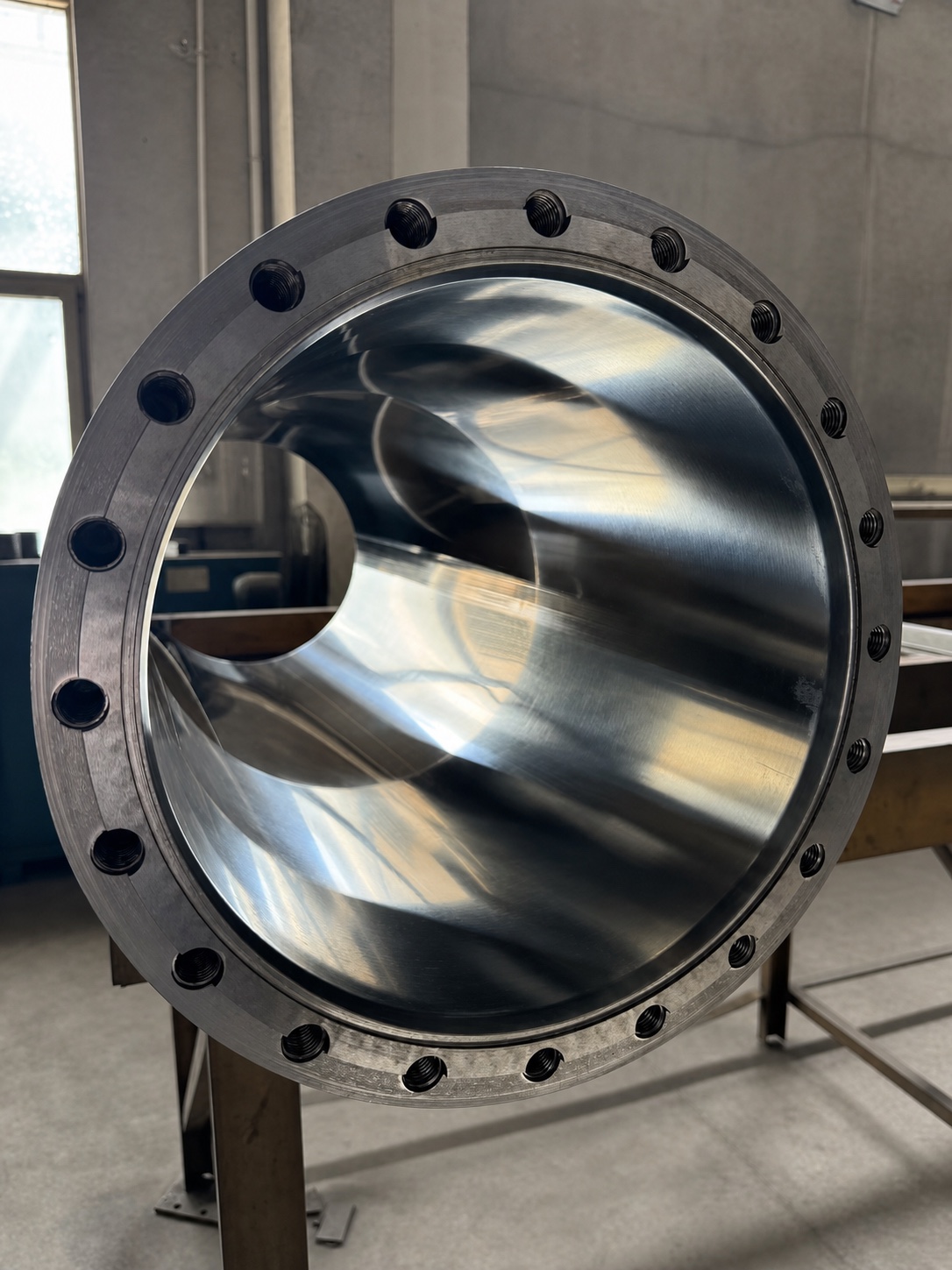 Close-up of the finished bore and special flange on a Tianhou delivery cylinder for industrial pump applications